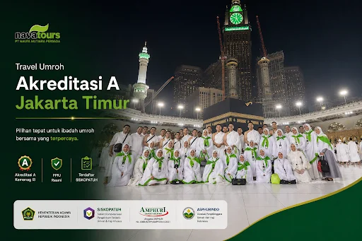 Jamaah umroh Nava Tour berfoto bersama di depan Ka'bah